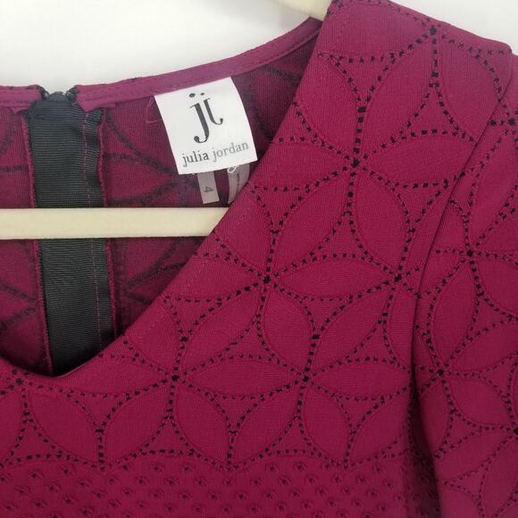 3/$25 Julia Jordan Textured Floral Bodycon Dress 4 Fitted Short Sleeve Berry Red - Picture 3 of 7